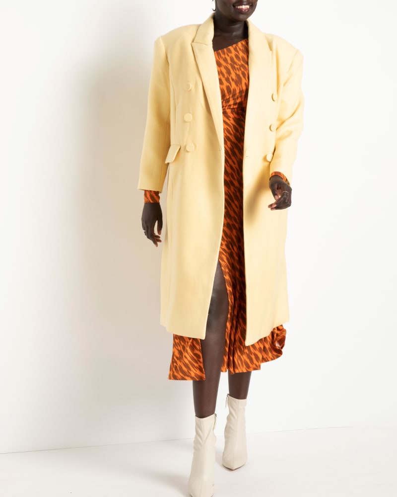 Front of a model wearing a size 14/16 Delphi Strong Shoulder Coat in Sunlight by ELOQUII. | dia_product_style_image_id:241962